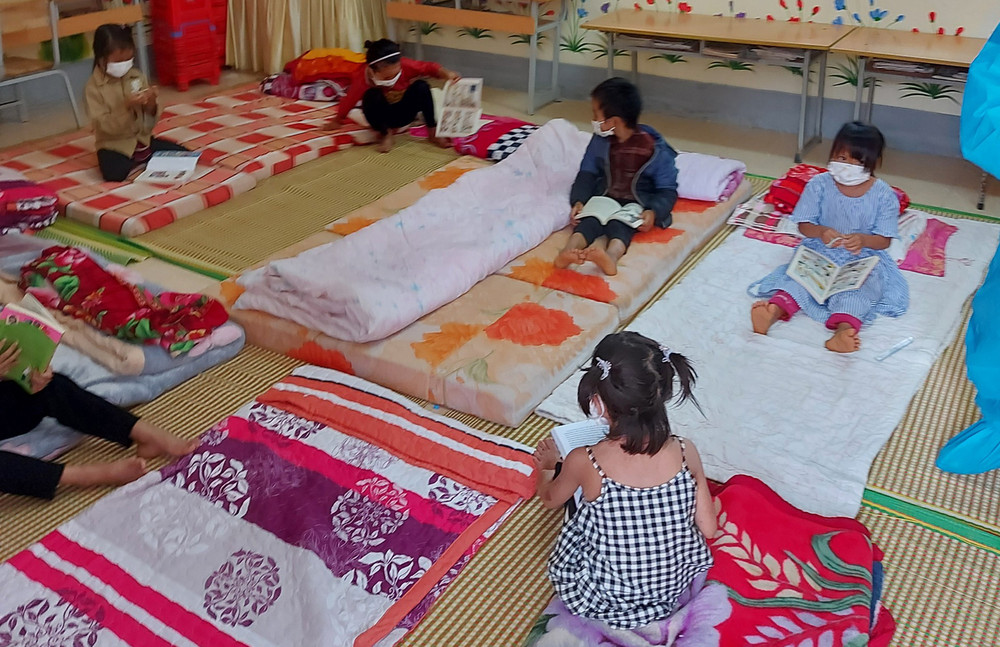 Cùng ôn bài trong khu cách ly tại Trường Phổ thông dân tộc bán trú Tiểu học Thuận Hòa. Ảnh: Nguyễn Thảo Cô và trò cùng cố gắng vượt qua dịch bệnh -0