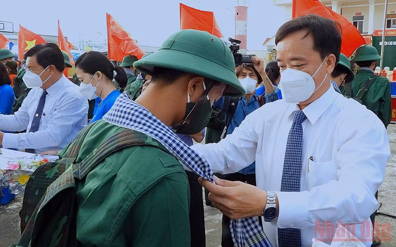 Lãnh đạo tỉnh Cà Mau tặng hoa, choàng khăn động viên các tân binh huyện Cái Nước lên đường nhập ngũ.