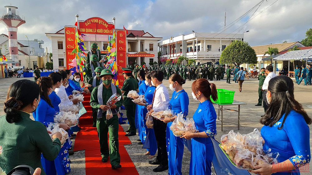 Các tân binh hăng hái lên đường làm nhiệm vụ thiêng liêng với Tổ quốc. Cực nam Tổ quốc: Giao quân hồ hởi, bảo đảm an toàn phòng dịch -0
