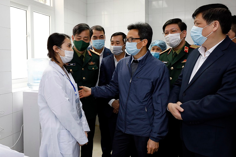 Phó Thủ tướng Vũ Đức Đam động viên một tình nguyện viên tiêm thử nghiệm vaccine phòng Covid-19, chiều 20-12. (Ảnh: VGP) Phó Thủ tướng Vũ Đức Đam yêu cầu việc thử nghiệm vaccine phòng Covid-19 an toàn, khẩn trương -0
