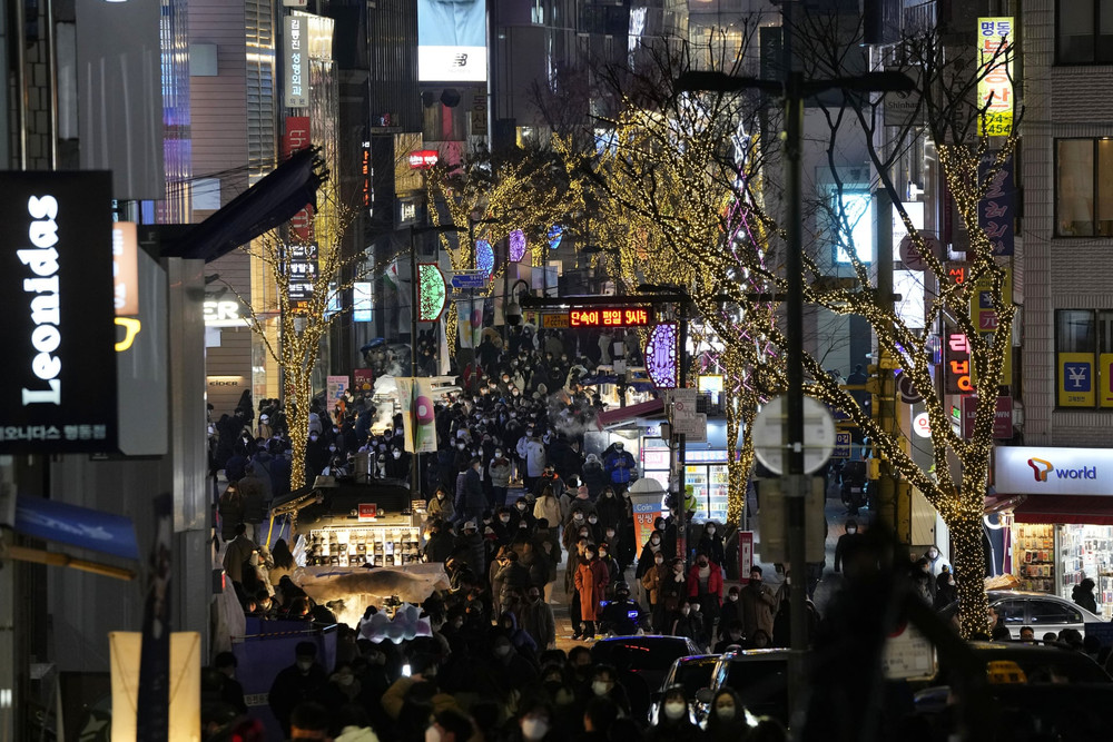 Phố mua sắm tại thủ đô Seoul, Hàn Quốc, đông đúc trong đêm Giáng sinh. (Ảnh: AP) Noel -0