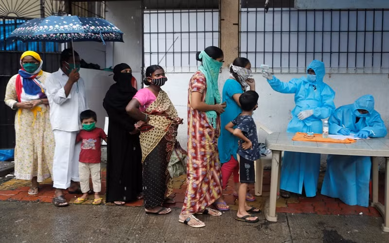Người dân Mumbai, Ấn Độ xếp hàng để kiểm tra thân nhiệt. (Ảnh: Reuters)