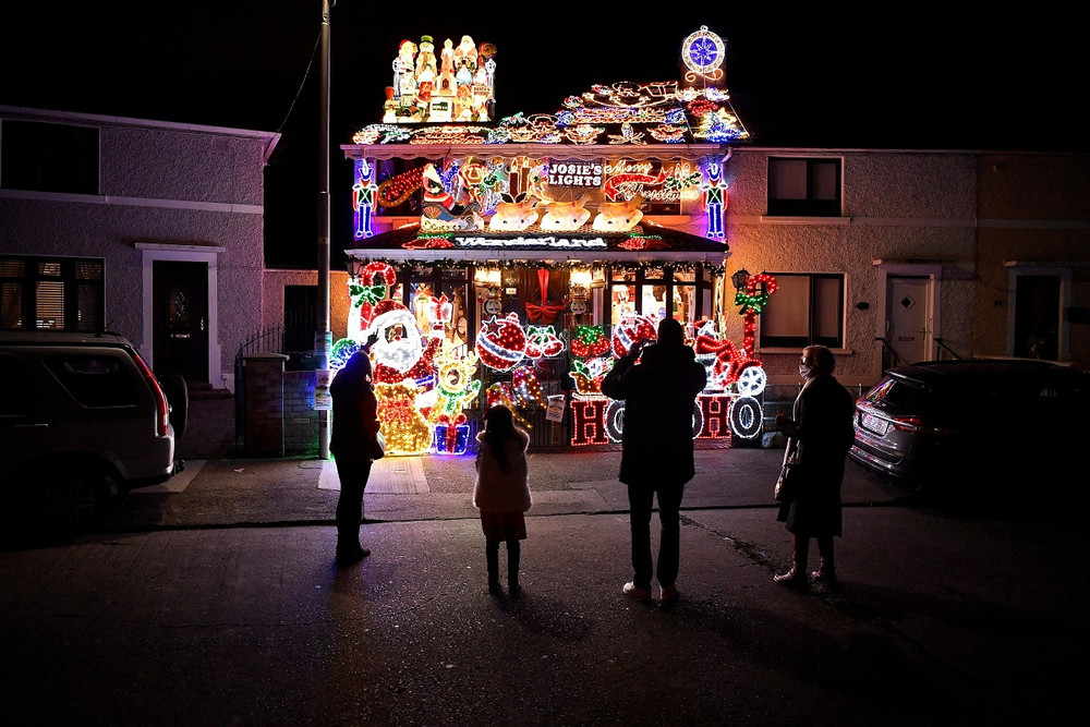 Một ngôi nhà được trang hoàng lộng lẫy đón Giáng sinh ở Dublin, Ireland. (Ảnh: Reuters) Châu Âu đón Giáng sinh trong lo ngại làn sóng Omicron -0