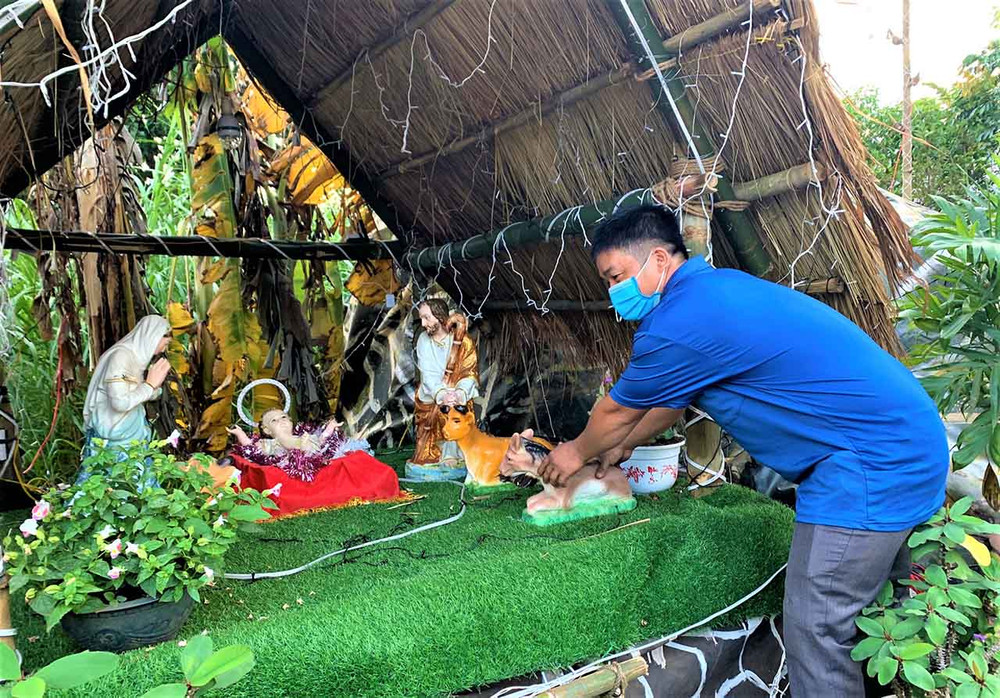 Bà con giáo dân Giáo xứ Châu Sơn, xã Cư Êbur, thành phố Buôn Ma Thuột trang trí hang đá đón mừng lễ Giáng sinh năm 2021. Châu Sơn-mùa Giáng sinh vui tươi, ấm áp và an lành -0