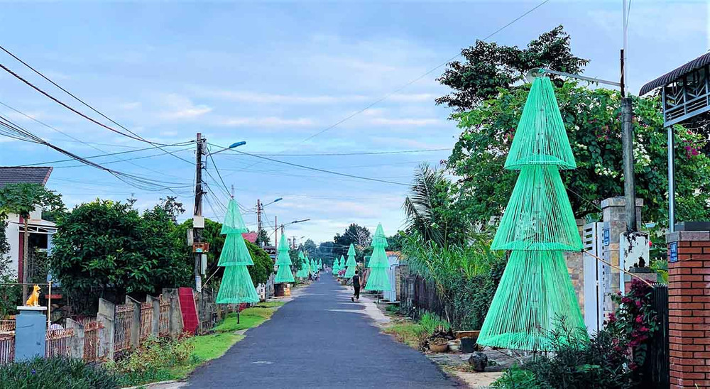 Các tuyến đường ở xã Cư Êbur, thành phố Buôn Ma Thuột được bà con giáo dân trang trí đẹp mắt để đón lễ Giáng sinh năm 2021. Châu Sơn-mùa Giáng sinh vui tươi, ấm áp và an lành -2