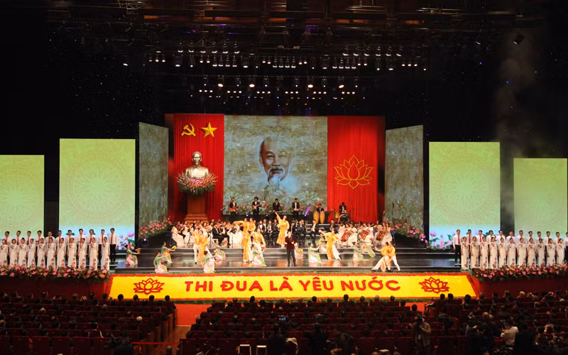 Chương trình nghệ thuật chào mừng Đại hội Thi đua yêu nước do Nhà hát Ca múa nhạc Việt Nam dàn dựng. (Ảnh: LINH ANH).