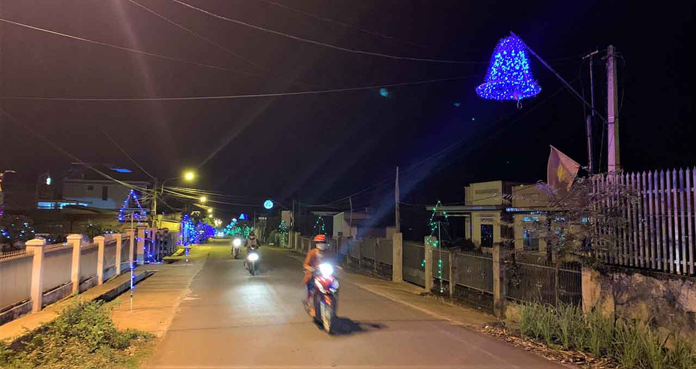 Với sự chung tay đóng góp tích cực của bà con giáo dân Giáo xứ Chân Sơn, xã Cư Êbur, thành phố Buôn Ma Thuột đã đạt chuẩn nông thôn mới vào đầu năm 2019. Châu Sơn-mùa Giáng sinh vui tươi, ấm áp và an lành -6