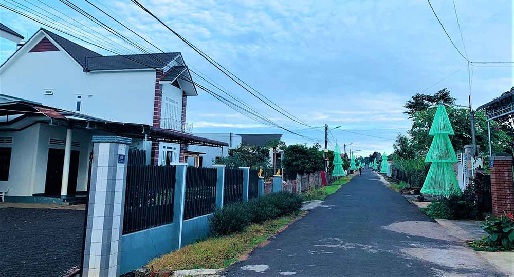 Trong những năm qua, bà con giáo dân ở Giáo xứ Châu Sơn, xã Cư Êbur, thành phố Buôn Ma Thuột luôn đoàn kết với người dân địa phương thi đua lao động, sản xuất nên đến nay đời sống ngày càng được nâng cao về mọi mặt và có nhiều đóng góp xây dựng bộ mặt đô thị ngày càng khởi sắc. Châu Sơn-mùa Giáng sinh vui tươi, ấm áp và an lành -4