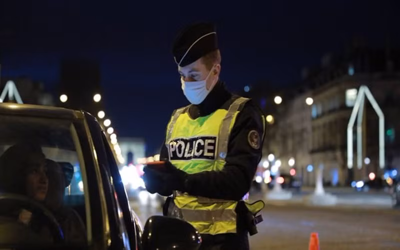 Cảnh sát kiểm tra người vi phạm. (Ảnh: Francebleu)