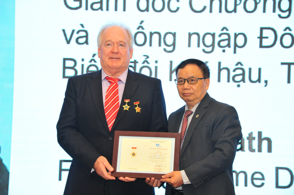 Hành trình của Tim đã đi sẽ được tiếp nối bởi những người bạn, những đồng nghiệp ở lại... Tim McGrath - Người bạn đặc biệt của mảnh đất Chín rồng -0