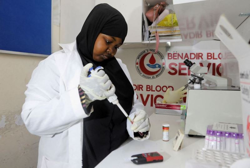 Y tá Fatima Hassan kiểm tra các mẫu máu tại ngân hàng máu Benadir, Mogadishu, Somalia, ngày 7/2/2022. (Ảnh: REUTERS) Câu chuyện về ngân hàng máu công cộng duy nhất ở Somali -0