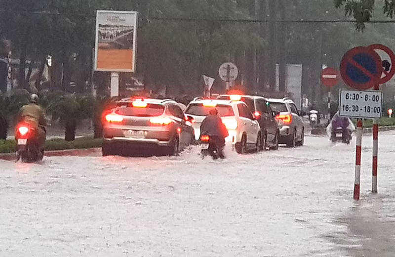 Mưa lớn, nhiều tuyến đường ở TP Vinh ngập sâu trong nước, học sinh nghỉ học -0