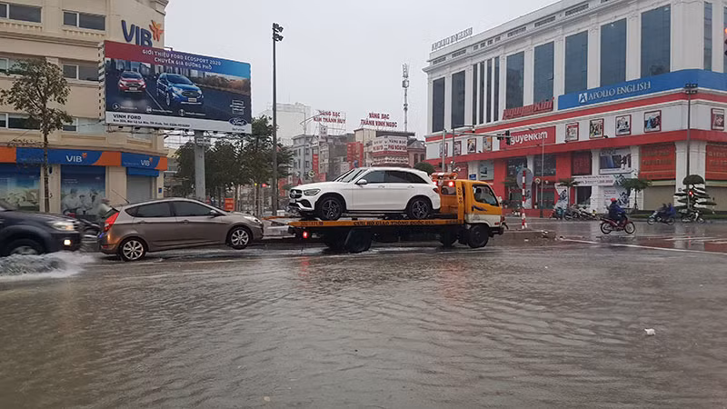 Mưa lớn, nhiều tuyến đường ở TP Vinh ngập sâu trong nước, học sinh nghỉ học -0