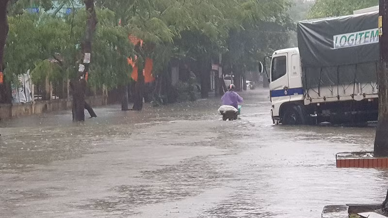 Mưa lớn, nhiều tuyến đường ở TP Vinh ngập sâu trong nước, học sinh nghỉ học -0