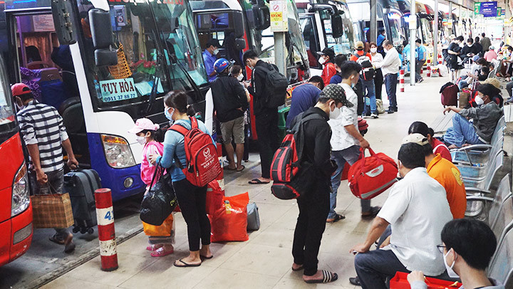 Nhiều gia đình chọn xe khách làm phương tiện về quê đón Tết. Để người dân về quê đón Tết thuận lợi và an toàn -0