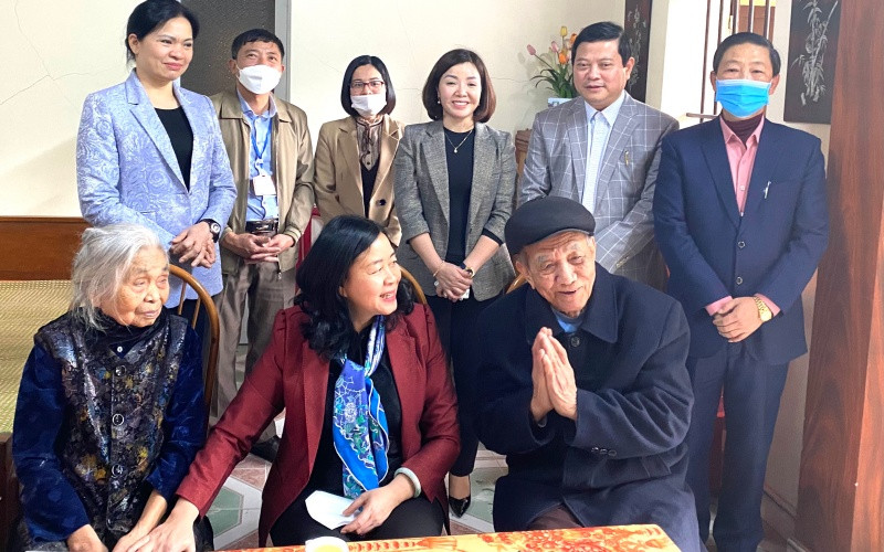 Đồng chí Bùi Thị Minh Hoài, Bí thư Trung ương Đảng, Trưởng Ban Dân vận Trung ương thăm, tặng quà Mẹ Việt Nam Anh hùng Bùi Thị Mính.
