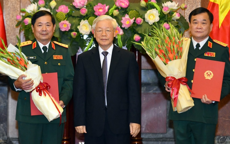 Tổng Bí thư, Chủ tịch nước Nguyễn Phú Trọng, Bí thư Quân ủy T.Ư, Chủ tịch Hội đồng Quốc phòng và An ninh trao Quyết định thăng quân hàm Thượng tướng cho đồng chí Hoàng Xuân Chiến và đồng chí Lê Huy Vịnh.