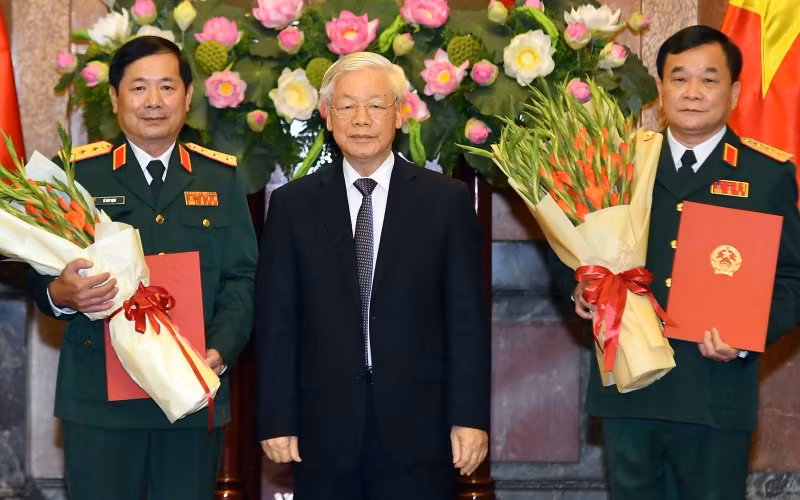Tổng Bí thư, Chủ tịch nước Nguyễn Phú Trọng, Bí thư Quân ủy T.Ư, Chủ tịch Hội đồng Quốc phòng và An ninh trao Quyết định thăng quân hàm Thượng tướng cho đồng chí Hoàng Xuân Chiến và đồng chí Lê Huy Vịnh.