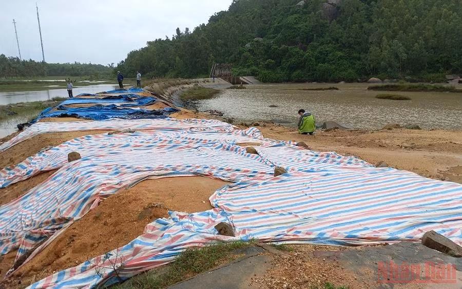 Mưa lũ, triều cường gây vỡ đê ở Quảng Ngãi -0