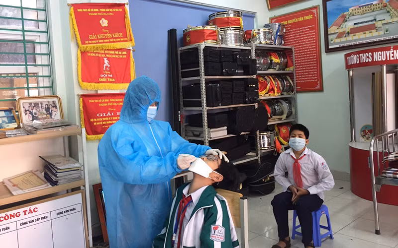 Lực lượng y tế của thành phố lấy mẫu tầm soát sức khoẻ cho học sinh các trường học trên địa bàn.