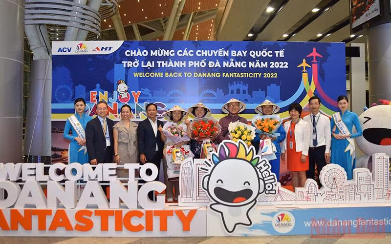 Đón và tặng quà các du khách Hàn Quốc.