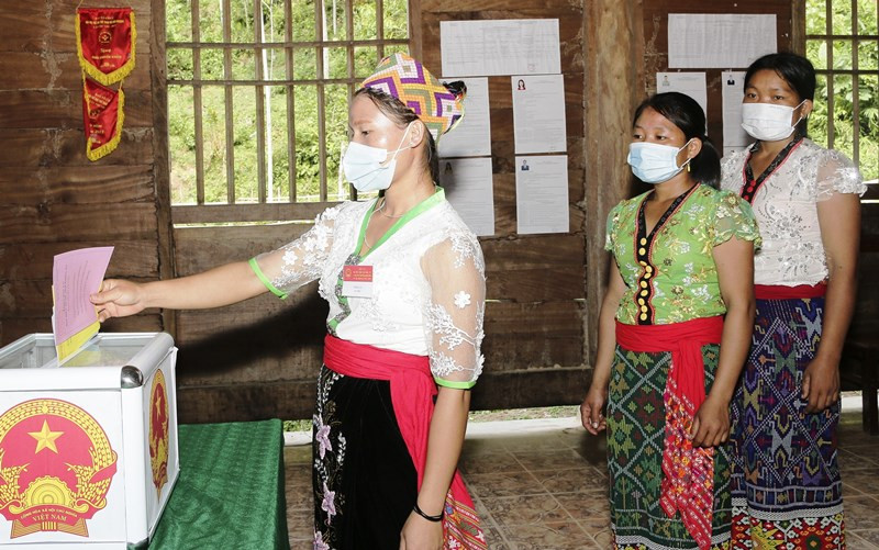 Cử tri người Khơ Mú, xã Hữu Khuông, huyện Tương Dương đi bỏ phiếu. Bầu cử sớm ở miền tây Nghệ An (ghép) -0