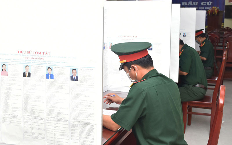 Cử tri tại tổ bầu cử số 5 thực hiện quyền bầu cử. (Tin đề nghị ghép các địa phương) Xã đảo Thổ Châu trong ngày hội sớm -0