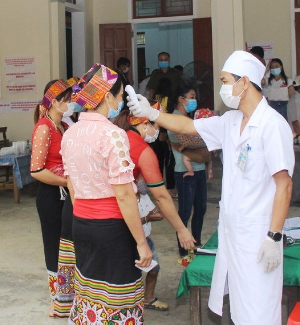 Kiểm tra thân nhiệt phòng dịch tại điểm bỏ phiếu xã Thạch Ngàn, huyện Con Cuông. Bầu cử sớm ở miền tây Nghệ An (ghép) -0