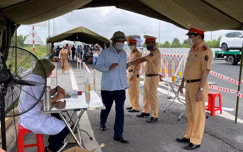 Lực lượng Cảnh sát giao thông cùng các lực lượng chức năng làm việc tại các chốt kiểm soát phòng, chống dịch.