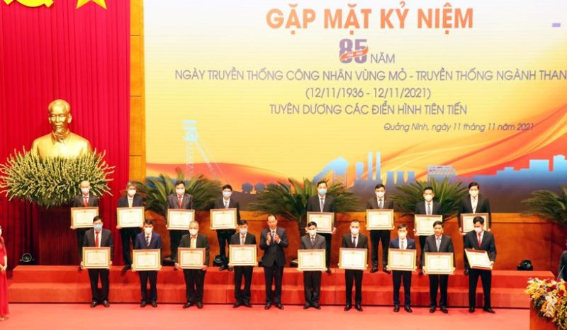 Các cá nhân có thành tích xuất sắc trong phong trào thi đua lao động sản xuất của ngành Than được nhận Bằng khen của Thủ tướng Chính Phủ. Kỷ niệm 85 năm Ngày truyền thống công nhân vùng mỏ và truyền thống ngành than -0