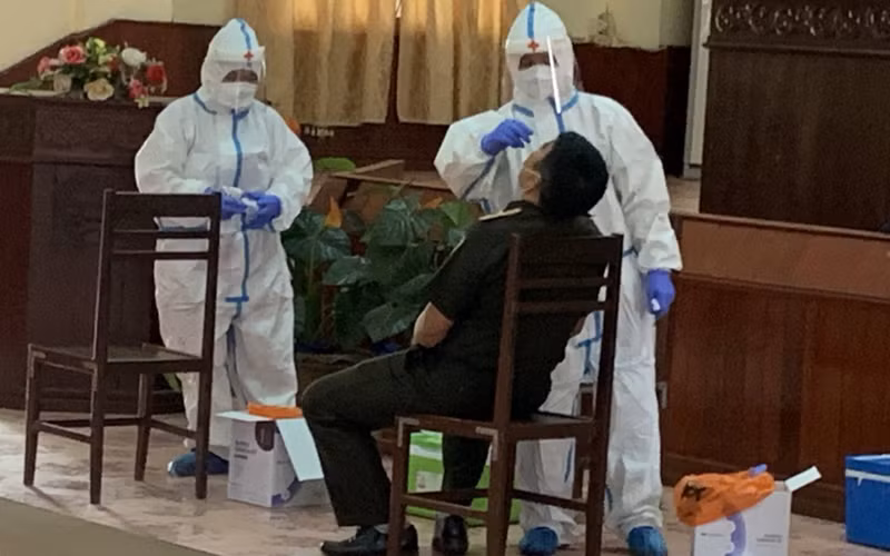 Đến nay, chỉ người trên 18 tuổi mới được tiêm vaccine ngừa Covid-19 tại Lào. (Ảnh: Xuân Sơn)