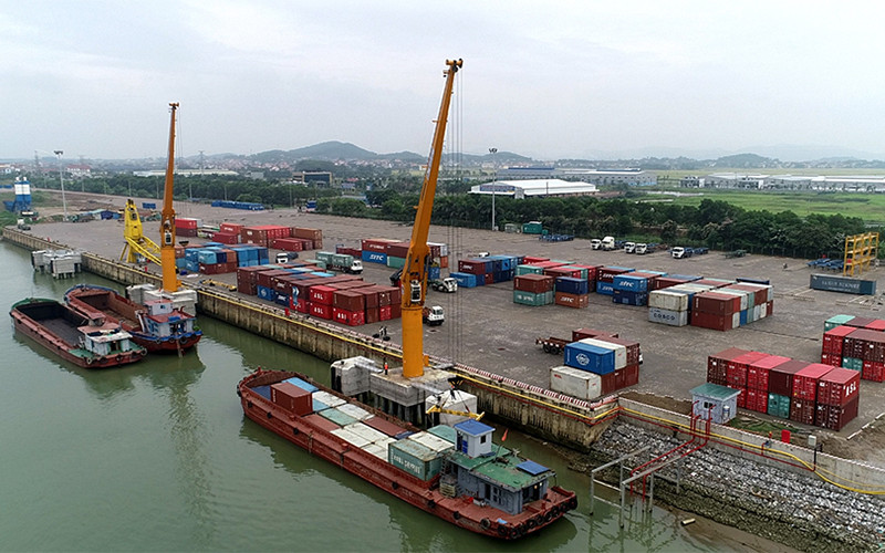 Xếp dỡ hàng hóa tại cảng Tân Cảng Quế Võ (tỉnh Bắc Ninh). Ảnh: Thái Sơn Phát triển logistics tại Vùng kinh tế trọng điểm Bắc Bộ -0