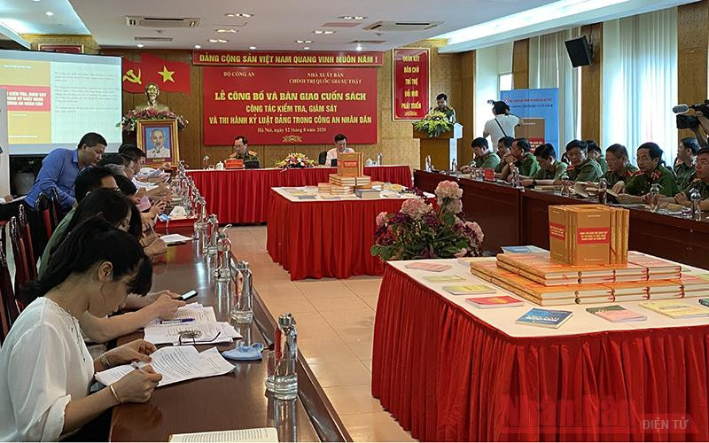 Quang cảnh buổi lễ. Công bố cuốn sách về công tác kiểm tra, giám sát và thi hành kỷ luật Đảng trong Công an nhân dân -0