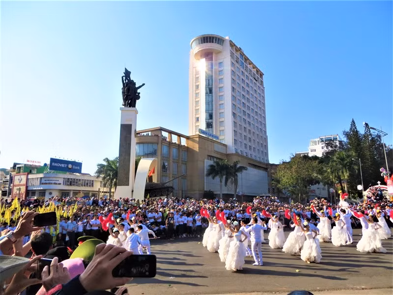 Lễ hội đường phố, một trong những hoạt động sôi động và luôn thu hút sự quan tâm của người dân và du khách trong các kỳ Lễ hội Cà-phê Buôn Ma Thuột.