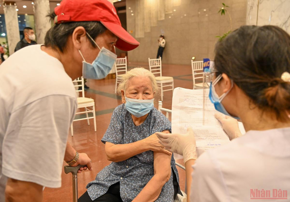 Tiêm vaccine cho người dân quận Hoàn Kiếm tại Cung văn hoá hữu nghị Việt Xô. Ảnh: Duy Linh.