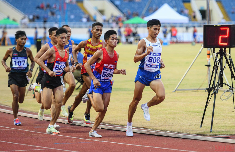 Nguyễn Văn Lai bắt đầu tăng tốc khi nội dung chạy 5000 m chỉ còn 2 vòng. Nguyễn Thị Oanh phá kỷ lục SEA Games trong ngày điền kinh liên tiếp “gặt vàng” -0