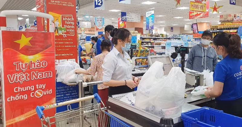 Người dân chọn mua hàng hóa, thực phẩm tại một siêu thị Co.opmart.
