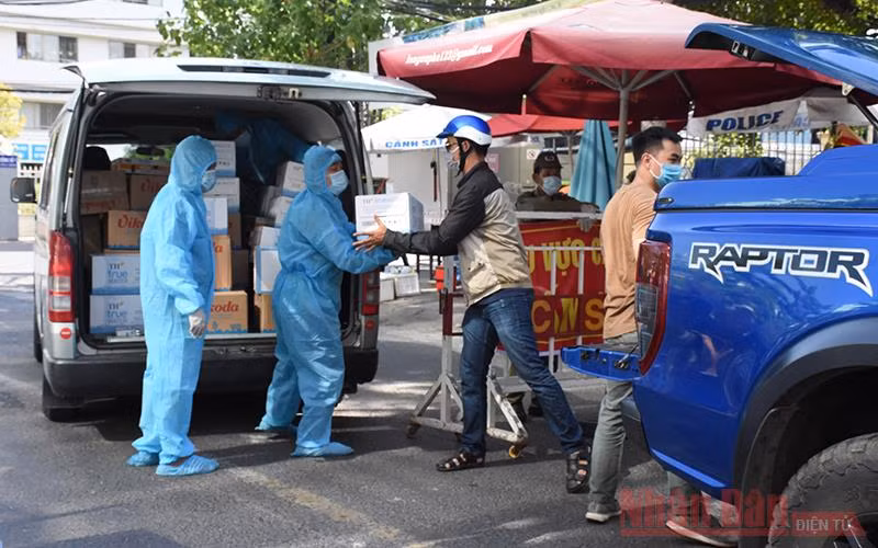 Nguồn hàng, nhu yếu phẩm các tổ chức, cá nhân hỗ trợ người dân Đà Nẵng.