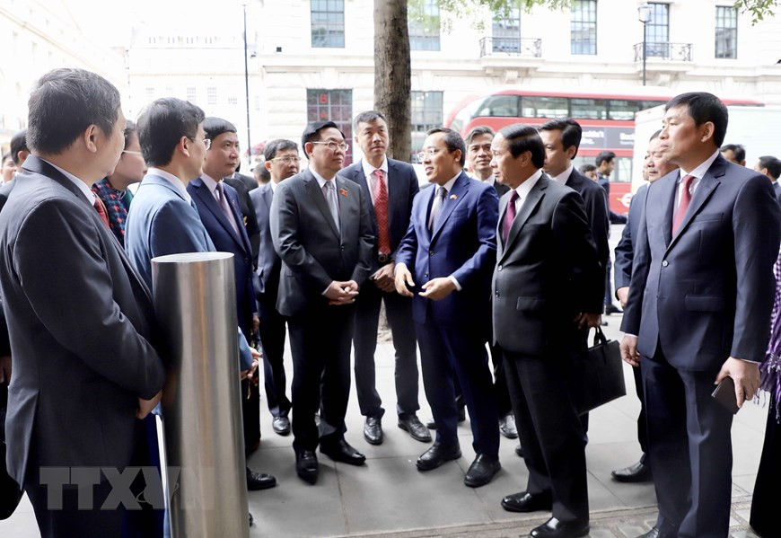 Chủ tịch Quốc hội Vương Đình Huệ và các đại biểu tham quan khu lưu niệm Chủ tịch Hồ Chí Minh ở thủ đô London. (Nguồn: TTXVN) Chủ tịch Quốc hội Vương Đình Huệ dâng hoa tưởng niệm Bác Hồ tại London -0
