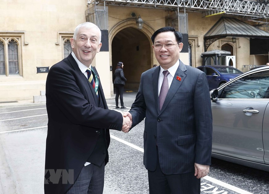 Chủ tịch Hạ viện Anh Lindsay Hoyle đón Chủ tịch Quốc hội Vương Đình Huệ. (Ảnh: Doãn Tấn/TTXVN) Hình ảnh Chủ tịch Quốc hội hội đàm với Chủ tịch Hạ viện Anh -0