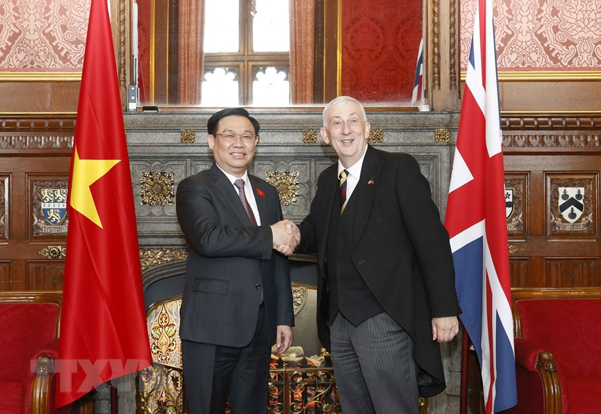 Chủ tịch Quốc hội Vương Đình Huệ và Chủ tịch Hạ viện Anh Lindsay Hoyle chụp ảnh chung. (Ảnh: Doãn Tấn/TTXVN)
