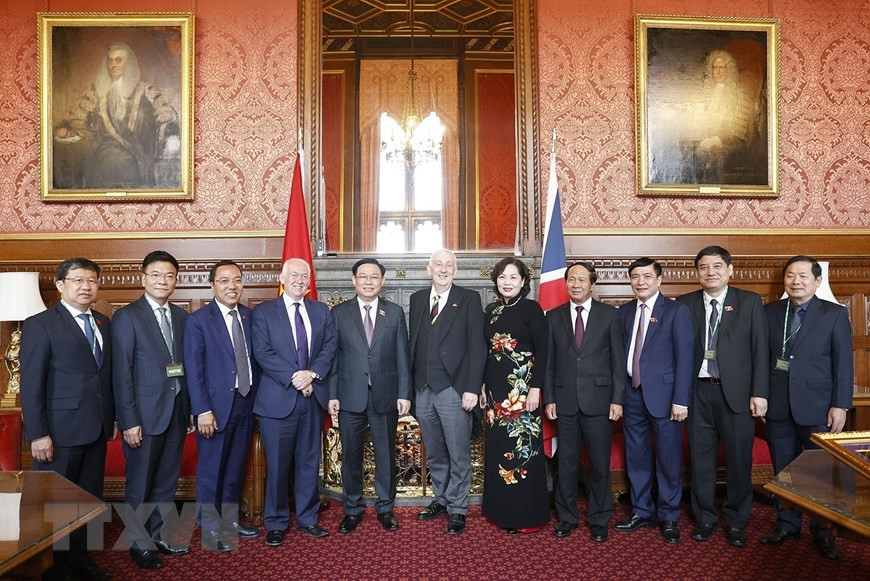 Chủ tịch Quốc hội Vương Đình Huệ và Chủ tịch Hạ viện Anh Lindsay Hoyle với các đại biểu. (Ảnh: Doãn Tấn/TTXVN) Hình ảnh Chủ tịch Quốc hội hội đàm với Chủ tịch Hạ viện Anh -0