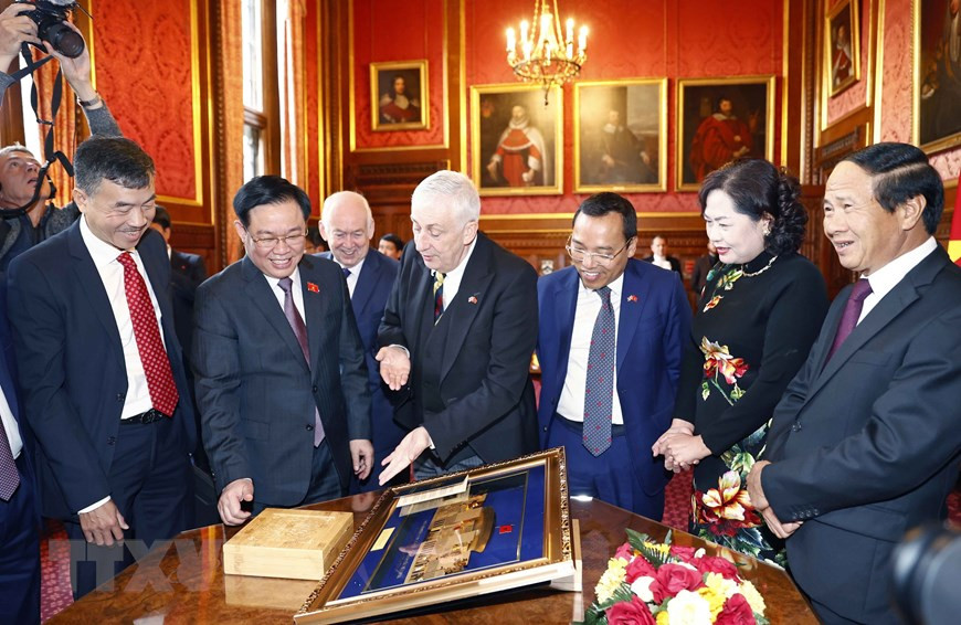 Chủ tịch Quốc hội Vương Đình Huệ và Chủ tịch Hạ viện Anh Lindsay Hoyle trao tặng phẩm. (Ảnh: Doãn Tấn/TTXVN) Hình ảnh Chủ tịch Quốc hội hội đàm với Chủ tịch Hạ viện Anh -0
