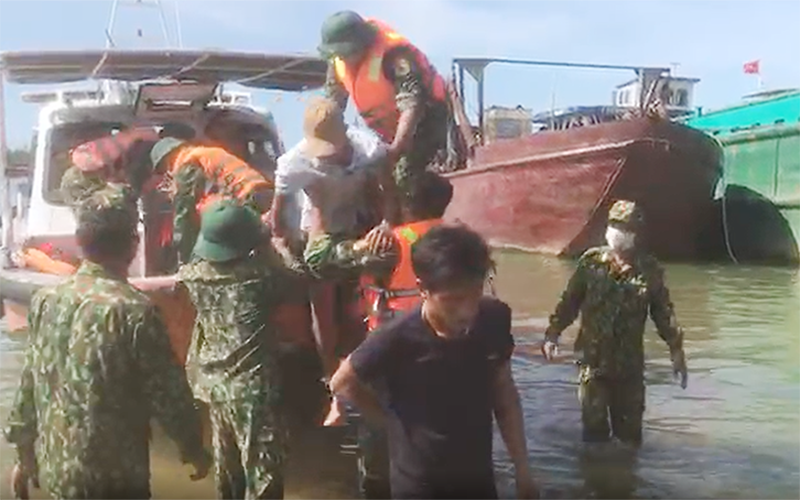 Lực lượng biên phòng đưa ngư dân gặp nạn vào bờ. Đã tìm được thi thể nạn nhân cuối cùng trên tàu gặp nạn tại Quảng Nam -0