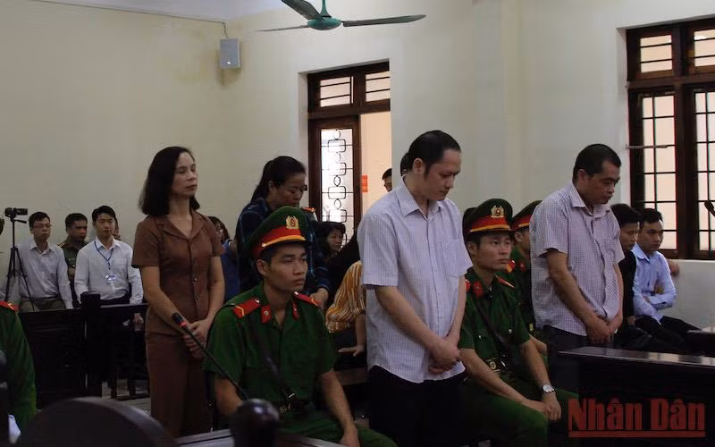 Các bị cáo trong phiên tòa xét xử vụ gian lận thi cử tại Hà Giang.