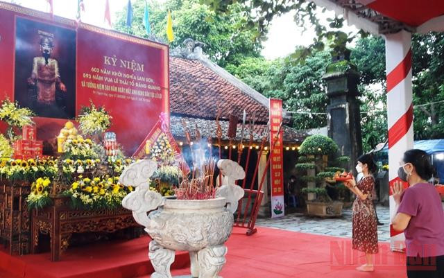 Dâng hưởng tưởng niệm Anh hùng dân tộc Lê Lợi cùng các vị vua triều Hậu Lê.