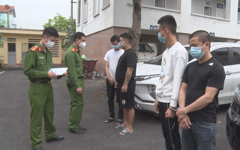 Công an thành phố Phủ Lý lấy lời khai từ các đối tượng cướp giật tài sản.