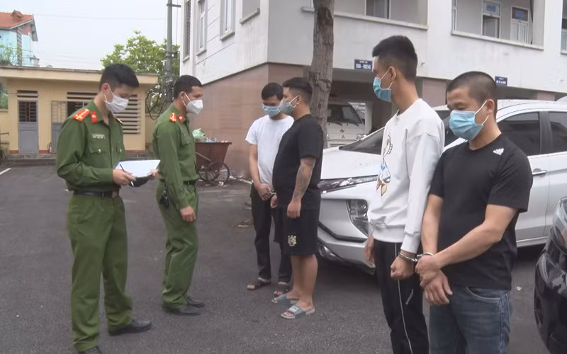 Công an thành phố Phủ Lý lấy lời khai từ các đối tượng cướp giật tài sản.