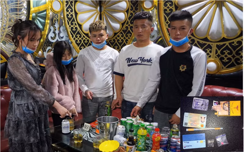 Một số đối tượng sử dụng ma túy trong quán karaoke ở huyện Vân Đồn (Quảng Ninh) bị lực lượng công an phát hiện bắt giữ.