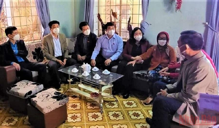 Đồng chí Bùi Thị Minh Hoài và đoàn công tác đến thăm, tặng quà Tết và động viên Mẹ Việt Nam Anh hùng Bùi Thị Đấy. Trưởng Ban Dân vận Trung ương Bùi Thị Minh Hoài thăm và tặng quà Tết tại Đắk Lắk -0
